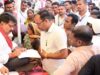 जमीन पर बैठकर उप मुख्यमंत्री ने सुनी लोगों की समस्याएं, मौके पर दिए समाधान के निर्देश