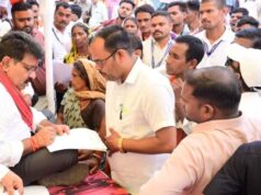 जमीन पर बैठकर उप मुख्यमंत्री ने सुनी लोगों की समस्याएं, मौके पर दिए समाधान के निर्देश
