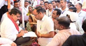जमीन पर बैठकर उप मुख्यमंत्री ने सुनी लोगों की समस्याएं, मौके पर दिए समाधान के निर्देश
