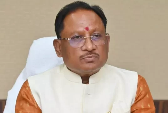 आम की छांव में मुख्यमंत्री की चौपाल: खाट पर बैठे, ग्रामीणों की सुनी बात, मौके पर दिए समाधान