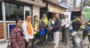 वार्ड क्रमांक 15 गुढियारी में पौधा वितरण कर दिया पर्यावरण संरक्षण का संदेश
