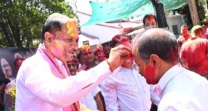 मुख्यमंत्री निवास में होली के रंगों की बौछार: मुख्यमंत्री विष्णु देव साय ने अधिकारियों-कर्मचारियों संग खेली होली
