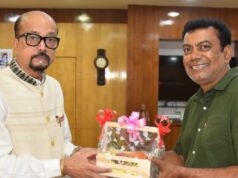 राज्यपाल डेका को जगदलपुर के ट्री मैन ने भेंट की मियाजाकी आम