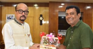 राज्यपाल डेका को जगदलपुर के ट्री मैन ने भेंट की मियाजाकी आम