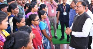 मुख्यधारा की ओर लौटता विश्वास: 140 आत्मसमर्पित नक्सलियों ने मुख्यमंत्री से की मुलाकात