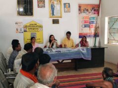 विशेष ग्राम सभा में ग्रामवासियों को जनगणना के सम्बन्ध किया जा रहा है जागरुक
