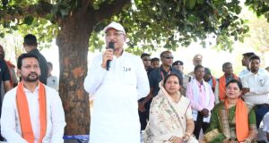 कटहल–गुलमोहर की छांव में सजी चौपाल, मुख्यमंत्री ने सरोधी में सुनी जनता की आवाज