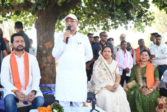 कटहल–गुलमोहर की छांव में सजी चौपाल, मुख्यमंत्री ने सरोधी में सुनी जनता की आवाज