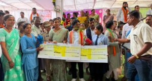 बस्तर की बेटियों ने पेश की सफलता की मिसाल, तेंदूपत्ता संग्राहक परिवारों की रुद्राणी और डालेश्वरी ने बढ़ाई अंचल की शान