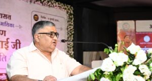 पद्मश्री और राज्य अलंकरण से सम्मानित कलाकारों, साहित्यकारों तथा संस्कृति जगत की विभूतियों ने मुक्तकाश मंच से पद्मविभूषण डॉ. तीजन बाई दी भावभीनी श्रद्धांजलि