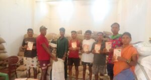 नारायणपुर जिला प्रशासन की अनूठी पहल- दुर्गम वनांचल गांवों तक ट्रैक्टर से पहुंचाया गया