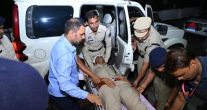 पुलिस कमिश्नर संजीव शुक्ला ने अस्पताल पहुंचकर घायल पुलिस जवानों का जाना हाल