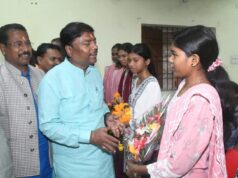 छू लो आसमान के सफल विद्यार्थियों का वन मंत्री केदार कश्यप ने किया सम्मान