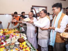 गुरु पूर्णिमा पर मुख्यमंत्री ने अघोर गुरु पीठ बनोरा में किए गुरु दर्शन, बाबा प्रियदर्शी राम से लिया आशीर्वाद