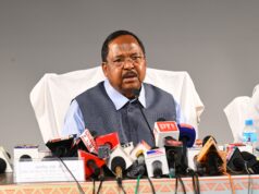 कृषि विकास एवं किसान कल्याण तथा जैव प्रौद्योगिकी, पशुधन विकास, मत्स्यपालन तथा उद्यानिकी मंत्री श्री रामविचार नेताम और कृषि उत्पादन आयुक्त श्री सिद्धार्थ कोमल सिंह परदेशी संयुक्त रूप से विभागीय गतिविधियों एवं उपलब्धियों पर आधारित प्रेस कॉन्फ्रेंस को छत्तीसगढ संवाद के आडिटोरियम में संबोधित करते हुए