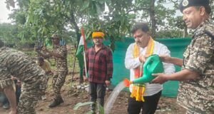 कर्रेगुट्टा पर पहुंची बस्तर तिरंगा यात्रा, उप मुख्यमंत्री विजय शर्मा ने फहराया तिरंगा