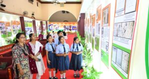 विद्यार्थियों ने देखी स्वतंत्रता संग्राम सेनानियों और ‘वंदे मातरम्’ पर आधारित छायाचित्र प्रदर्शनी