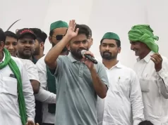 कॉकरोच जनता पार्टी (CJP) ने मंगलवार को दिल्ली के जंतर-मंतर पर लगातार चौथे दिन अपना धरना-प्रदर्शन जारी रखा